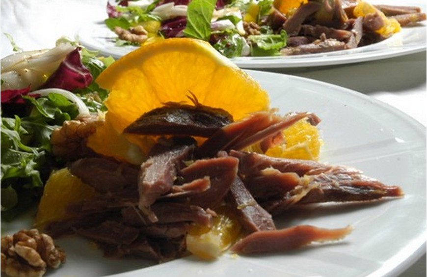 Salad med confit de canard "inkokt anka" i apelsin med en carpaccio p&aring; l&ouml;k i hallonvin&auml;ger